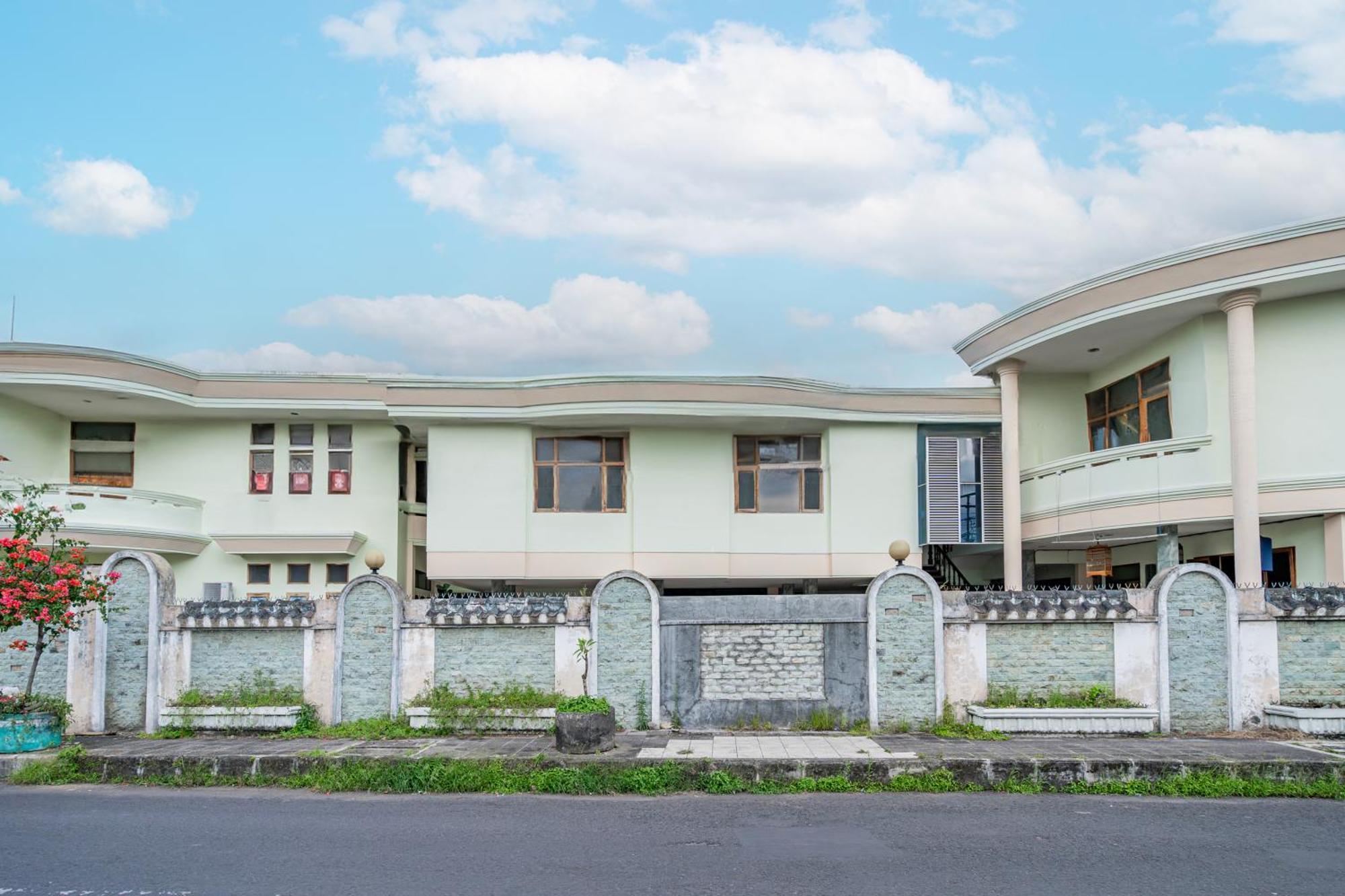 Collection O Tasikmalaya Near Stadium Wiradadaha Formerly Hotel Abadi Εξωτερικό φωτογραφία