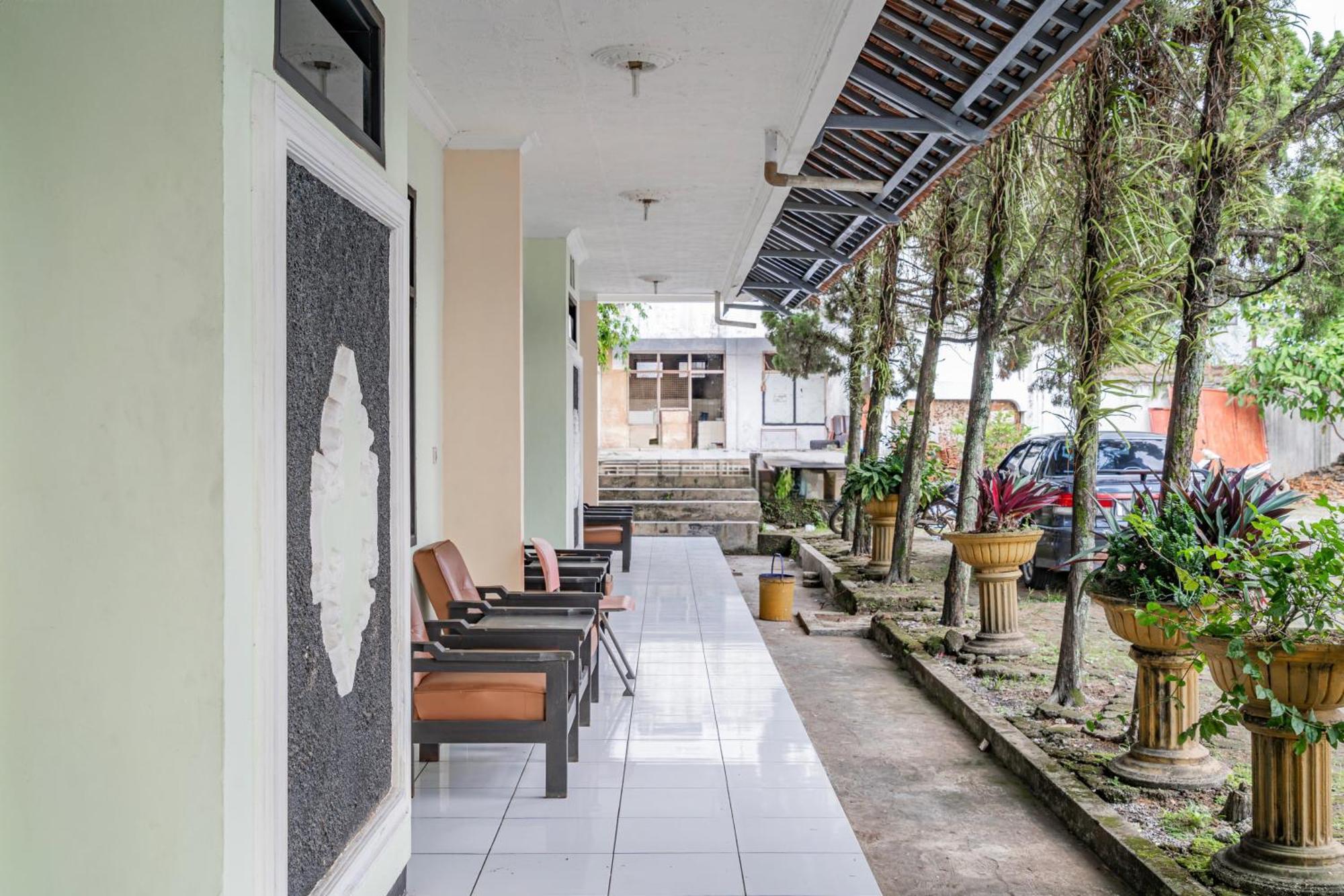 Collection O Tasikmalaya Near Stadium Wiradadaha Formerly Hotel Abadi Εξωτερικό φωτογραφία